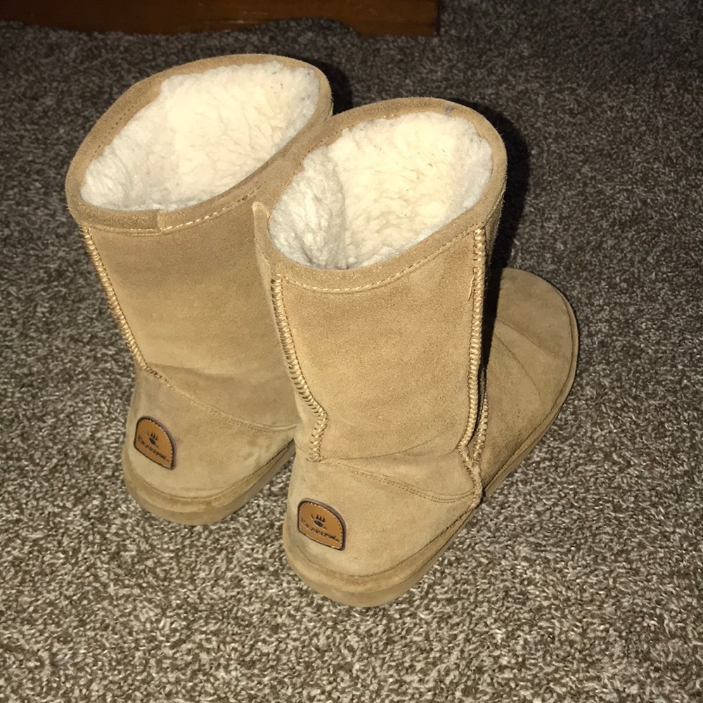 Super adorable Bearpaw snow boots
